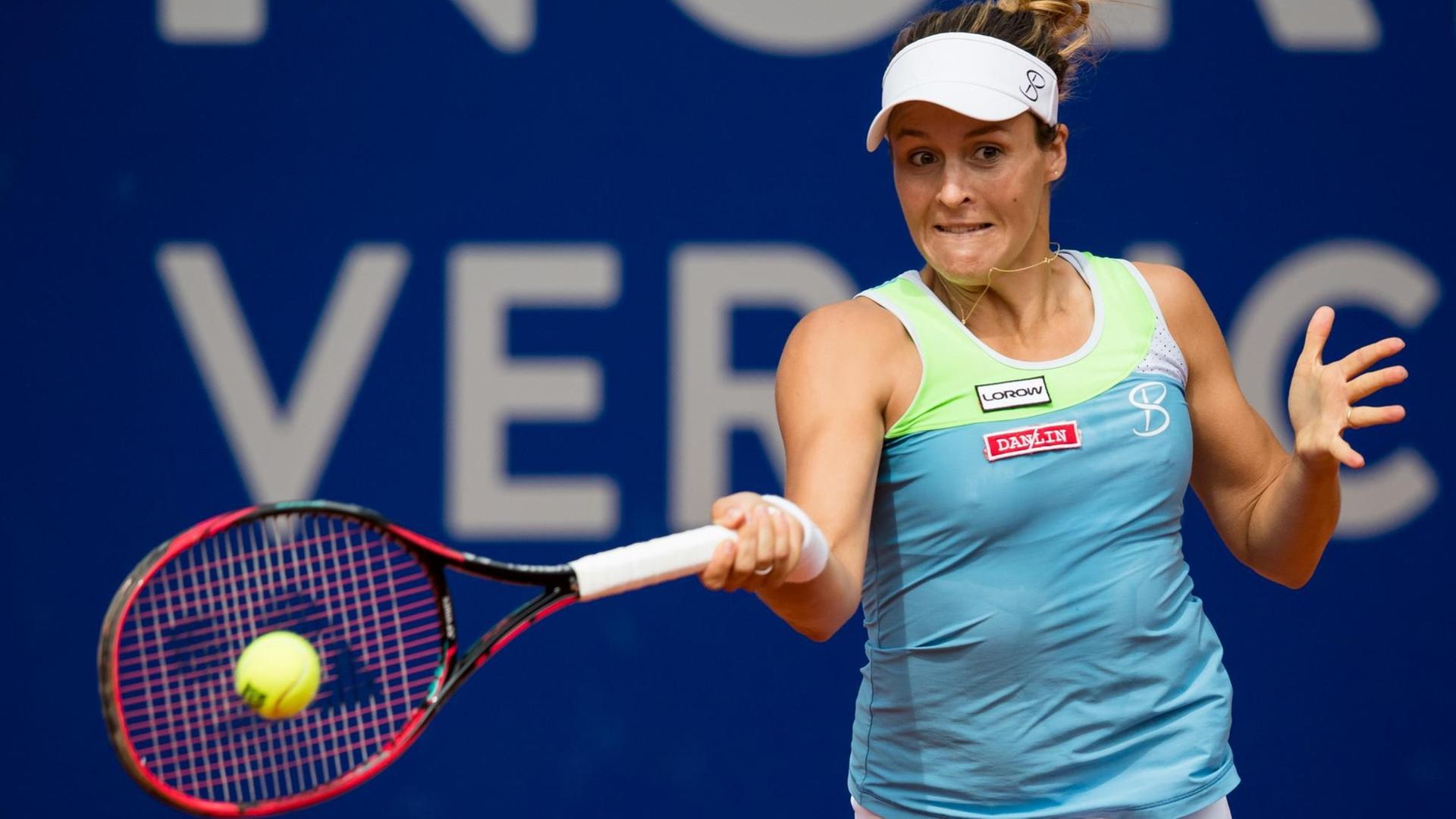 Die deutsche Tennisspielerin Tatjana Maria schlägt eine Vorhand. Die deutsche Tennisspielerin Tatjana Maria schlägt eine Vorhand.