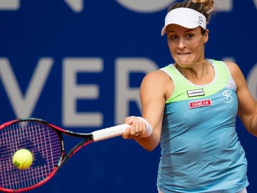 Die deutsche Tennisspielerin Tatjana Maria schlägt eine Vorhand.
