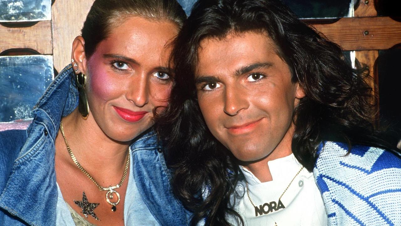 Thomas Anders, der Sänger des Popduos Modern Talking nimmt am 18.5.1986 mit seiner Ehefrau Nora an der Geburtstagsfeier von T. Gottschalk in München teil. Anders trägt eine Kette mit dem Namen seiner Frau.