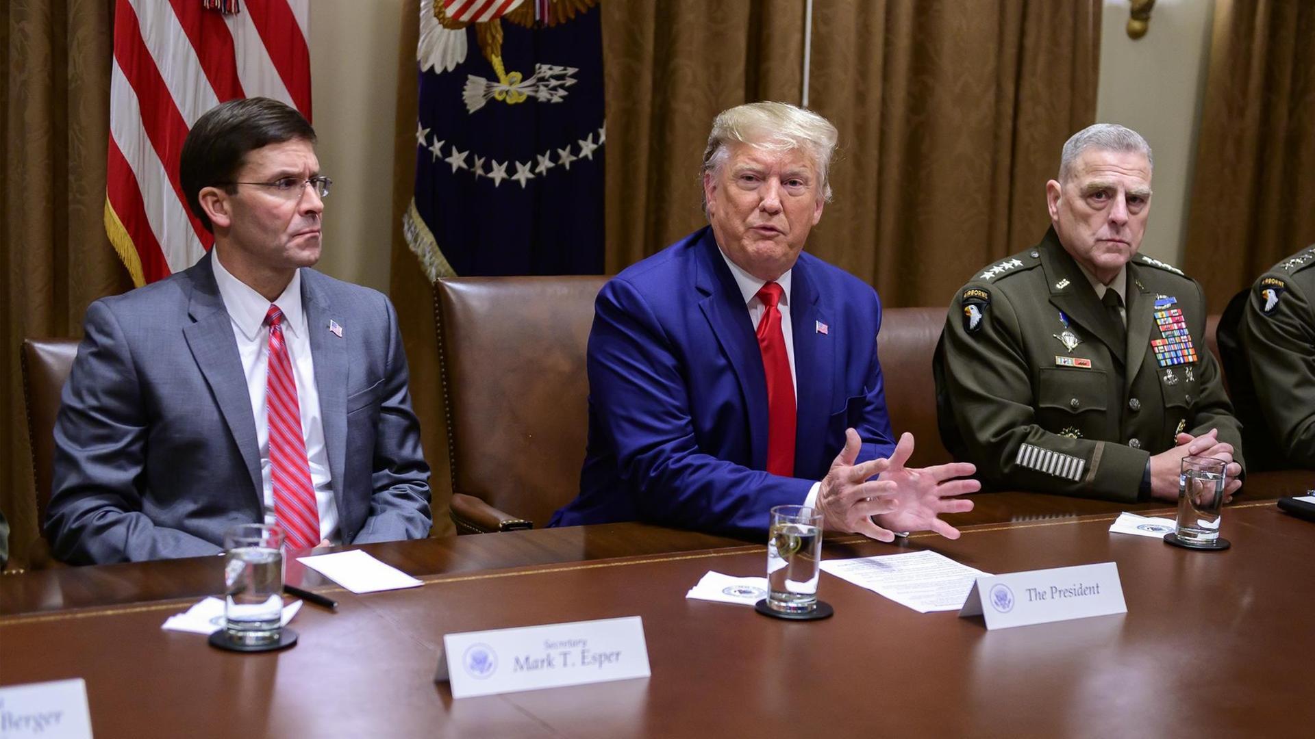 US-Verteidigungsminister Mark Esper (r.) mit Donald Trump (M.) im Regen US-Verteidigungsminister Mark Esper (r.) mit Donald Trump (M.) im Regen