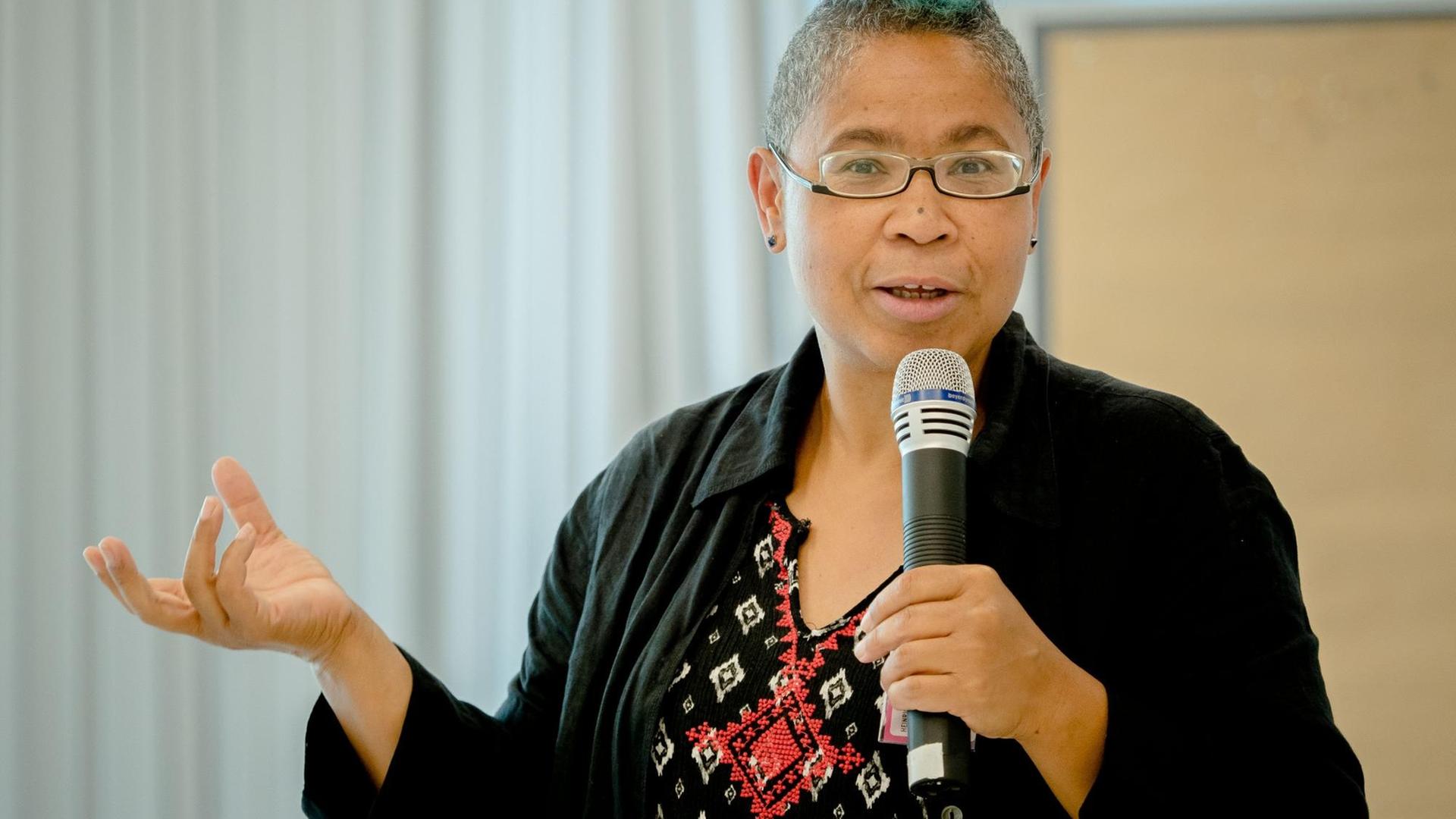Die Referentin für Diversität, Intersektionalität und Dekolonialität bei der Bundeszentrale für politische Bildung Peggy Piesche. Die Referentin für Diversität, Intersektionalität und Dekolonialität bei der Bundeszentrale für politische Bildung Peggy Piesche.