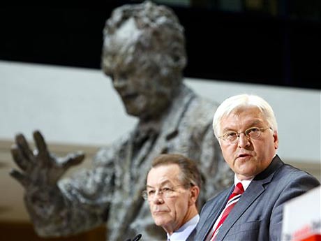 Der designierte Parteivorsitzende der SPD, Franz Müntefering (links) und der designierte Kanzlerkandidat der SPD, Frank-Walter Steinmeier, informieren vor der Willy-Brandt-Skulptur in der Parteizentrale in Berlin die Medien.