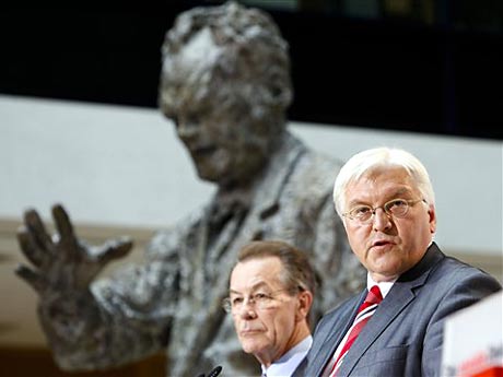 Der designierte Parteivorsitzende der SPD, Franz Müntefering (links) und der designierte Kanzlerkandidat der SPD, Frank-Walter Steinmeier, informieren vor der Willy-Brandt-Skulptur in der Parteizentrale in Berlin die Medien. Der designierte Parteivorsitzende der SPD, Franz Müntefering (links) und der designierte Kanzlerkandidat der SPD, Frank-Walter Steinmeier, informieren vor der Willy-Brandt-Skulptur in der Parteizentrale in Berlin die Medien.