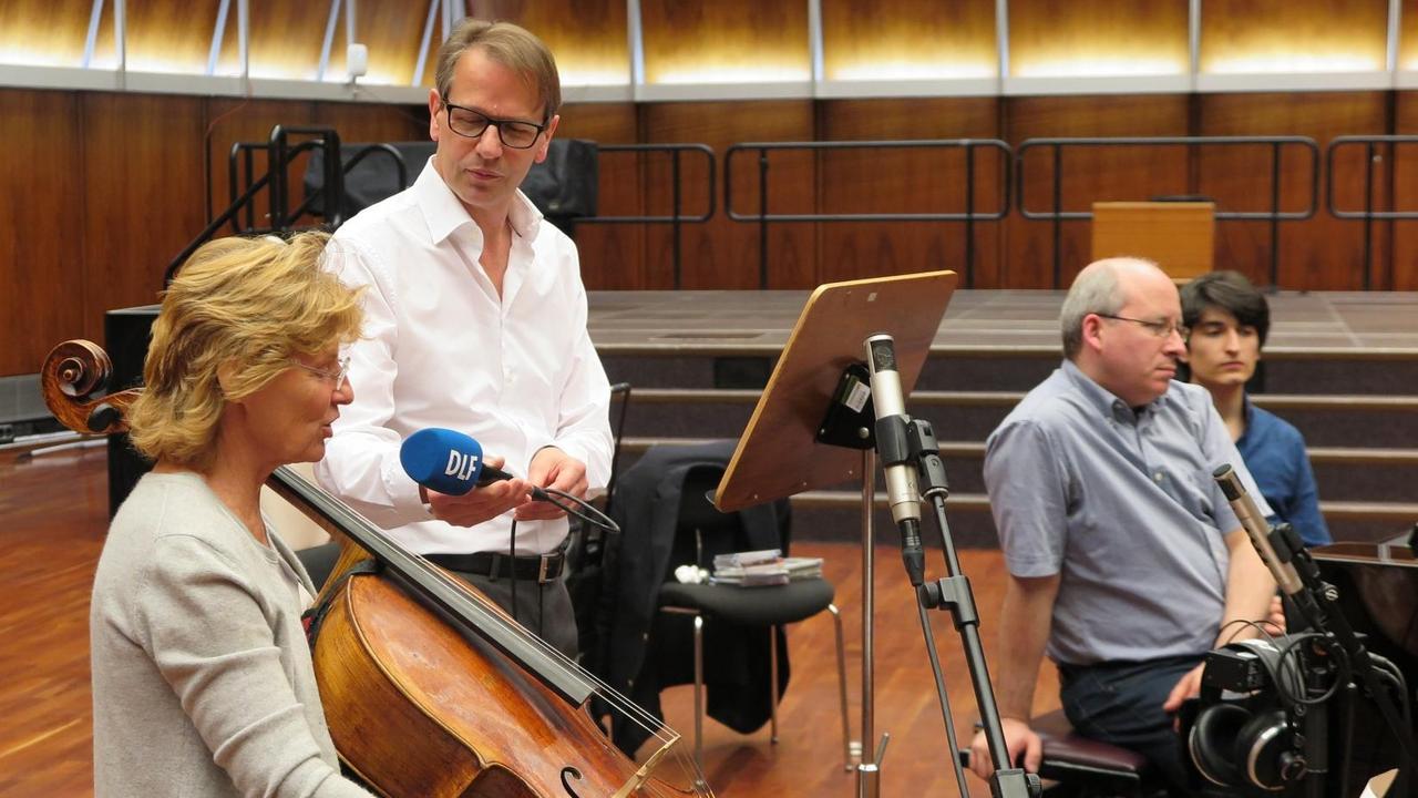 Deutschlandfunkredakteur Christoph Schmitz interviewt die Cellistin Maria Kliegel am Instrument, im Hintergrund ist Oliver Triendl am Flügel zu sehen. Deutschlandfunkredakteur Christoph Schmitz interviewt die Cellistin Maria Kliegel am Instrument, im Hintergrund ist Oliver Triendl am Flügel zu sehen.