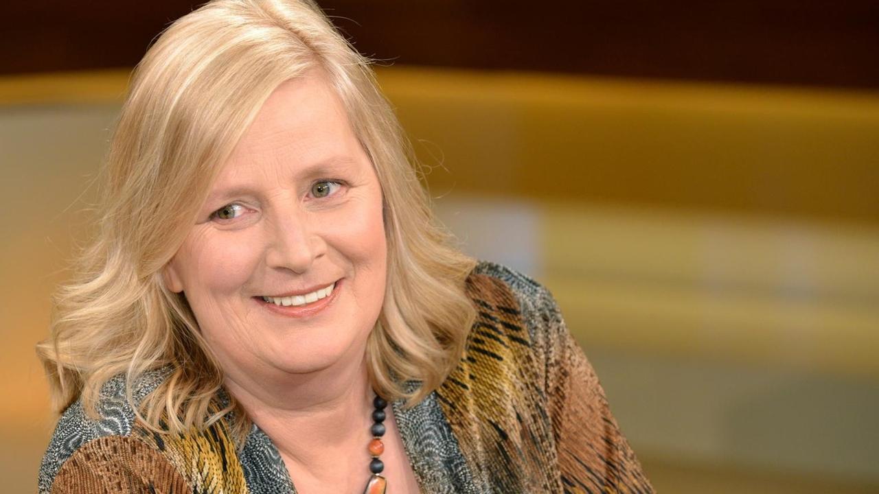 Bettina Gaus, Journalistin und Autorin, aufgenommen während einer ARD-Talksendung "Anne Will". Bettina Gaus, Journalistin und Autorin, aufgenommen während einer ARD-Talksendung "Anne Will".