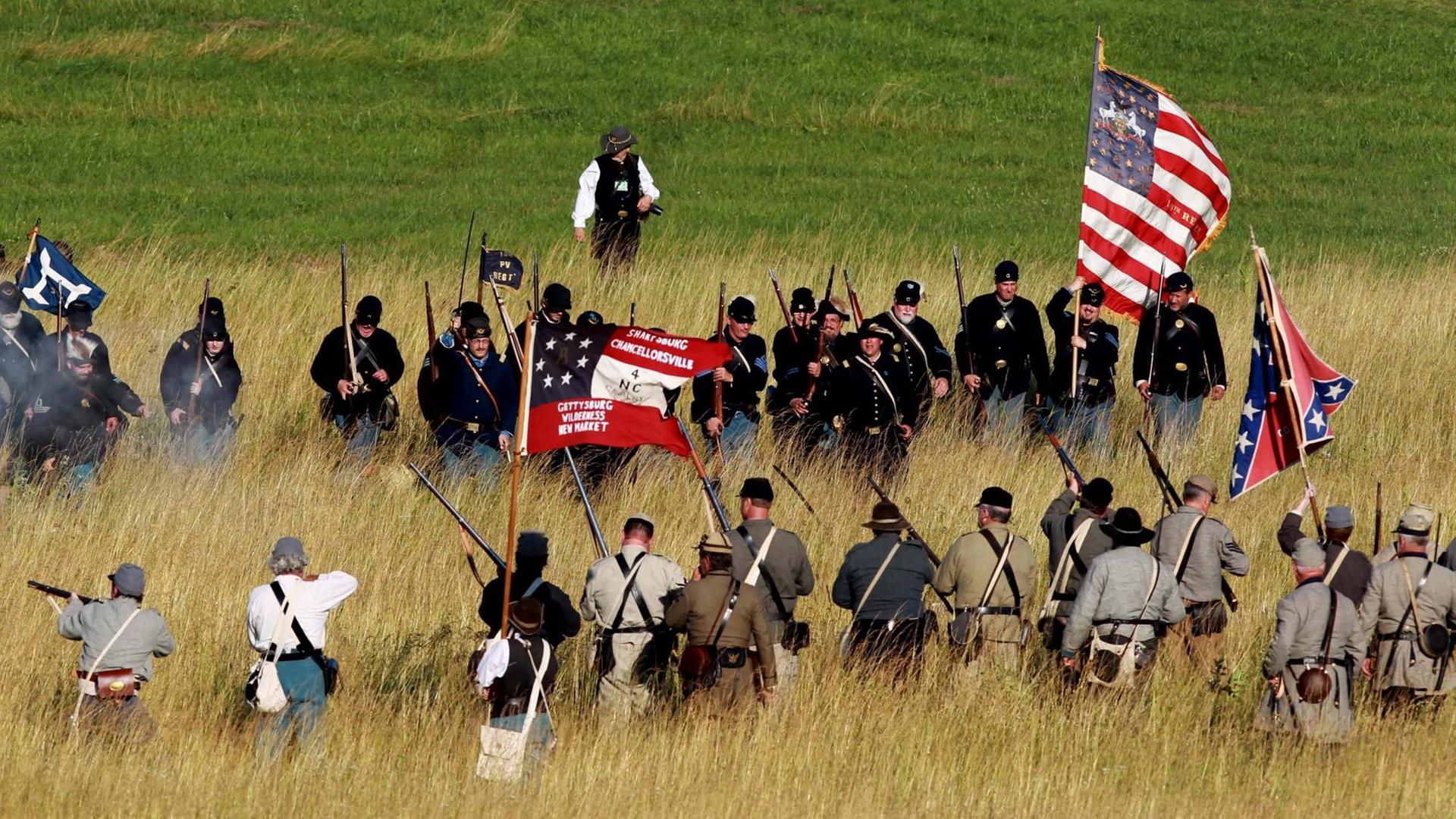 Freiwillige spielen Szenen aus der Schlacht bei Gettysburg in Pennsylvania nach. Sie gilt als Wendepunkt im Amerikanischen Bürgerkrieg.