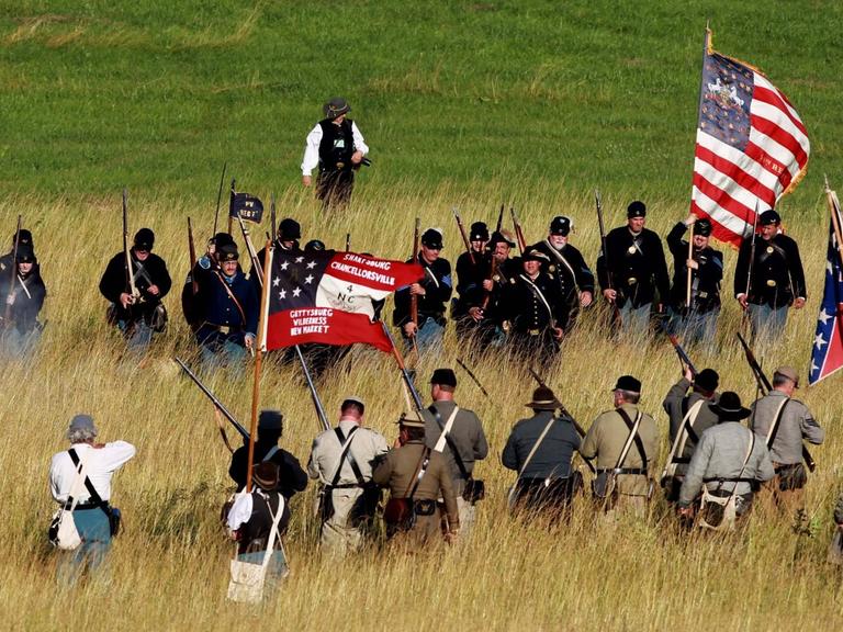 Freiwillige spielen Szenen aus der Schlacht bei Gettysburg in Pennsylvania nach. Sie gilt als Wendepunkt im Amerikanischen Bürgerkrieg.