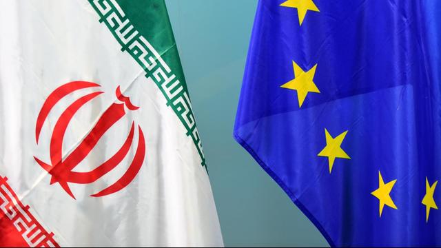Die Flaggen des Iran und der EU nebeneinander.