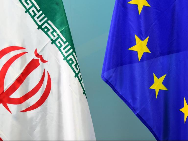 Die Flaggen des Iran und der EU nebeneinander.