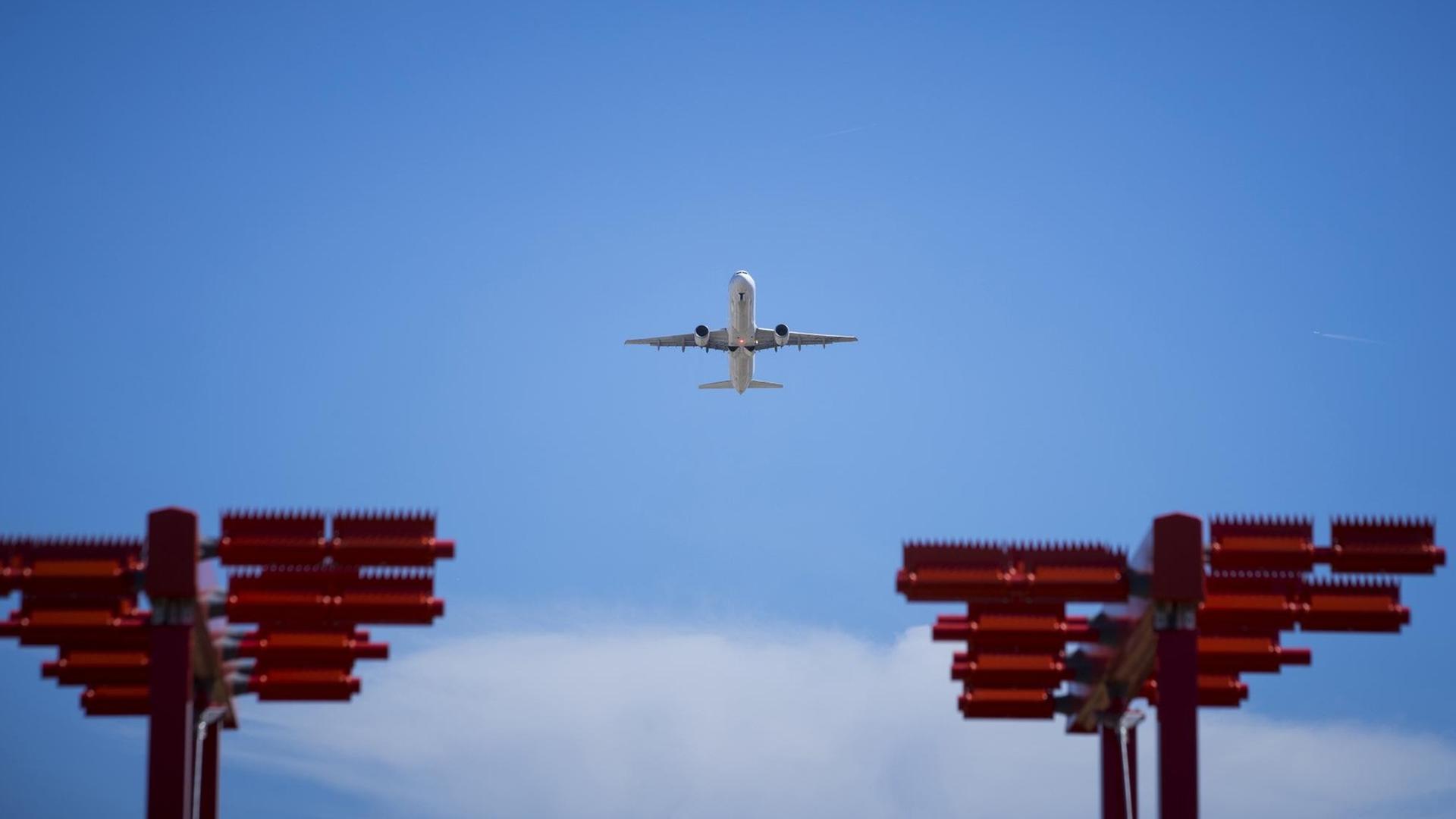 Das Foto zeigt den Start eines Flugzeugs am Flughafen Roissy-Charles de Gaulle. Das Foto zeigt den Start eines Flugzeugs am Flughafen Roissy-Charles de Gaulle.