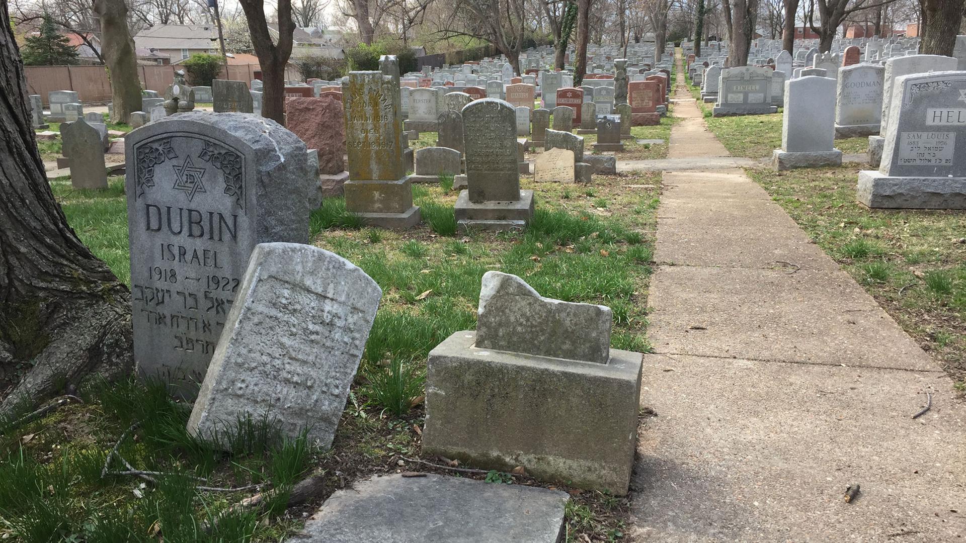 Zerstörungen auf dem jüdischen Friedhof von St. Louis: Erst waren es Worte, dann kamen die Taten Zerstörungen auf dem jüdischen Friedhof von St. Louis: Erst waren es Worte, dann kamen die Taten