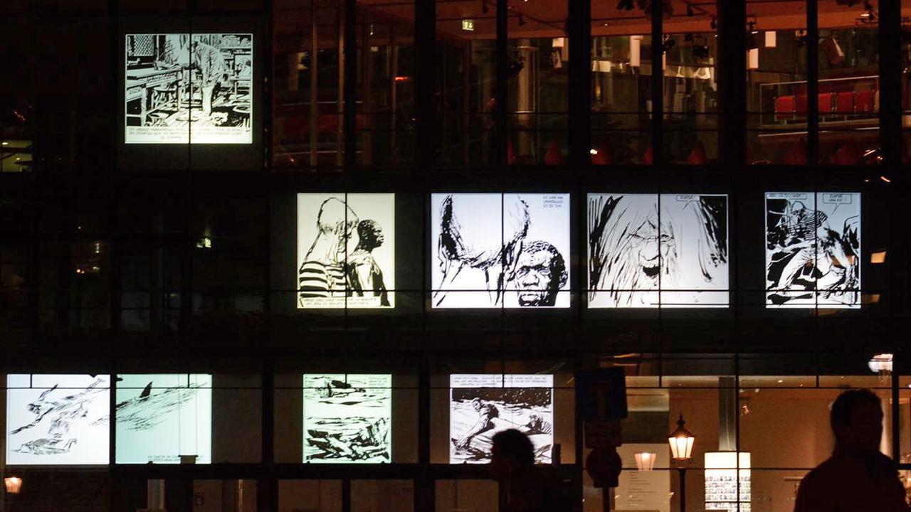 Die Installation "Mafalda und Eternauta retten die Welt. Die kritische Kunst des argentinischen Comics" an der Fassade der Berliner Akademie der Künste am Pariser Platz Die Installation "Mafalda und Eternauta retten die Welt. Die kritische Kunst des argentinischen Comics" an der Fassade der Berliner Akademie der Künste am Pariser Platz