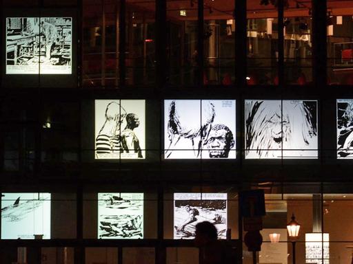 Die Installation "Mafalda und Eternauta retten die Welt. Die kritische Kunst des argentinischen Comics" an der Fassade der Berliner Akademie der Künste am Pariser Platz