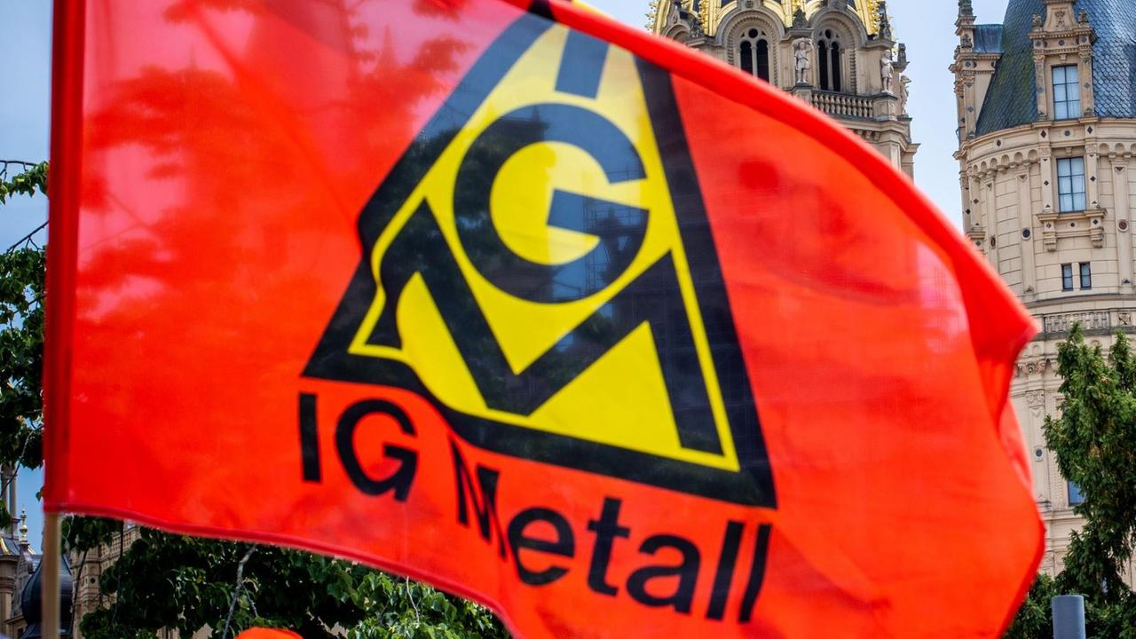 Eine Flagge mit dem Logo der IG Metall im Wind. Eine Flagge mit dem Logo der IG Metall im Wind.