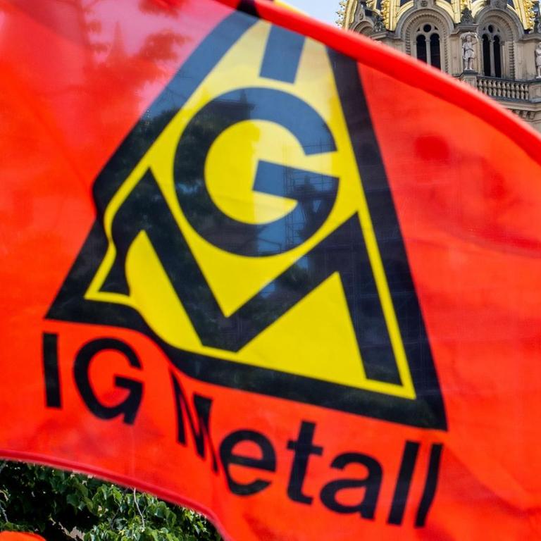 Eine Flagge mit dem Logo der IG Metall im Wind.