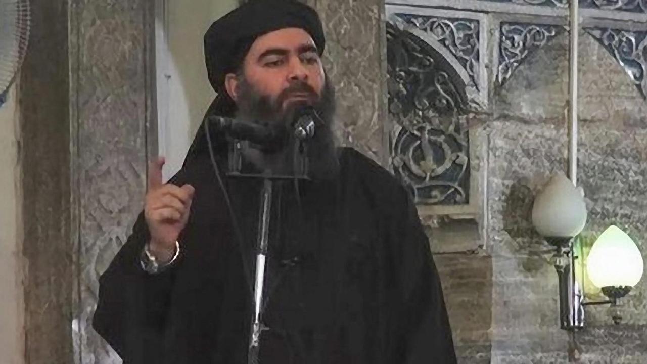 IS-Anführer Abu Bakr al-Baghdadi auf einem Propaganda-Video der Terrormiliz Islamischer Staat, bei einer Freitagspredigt in der Moschee von Mossul 2014.