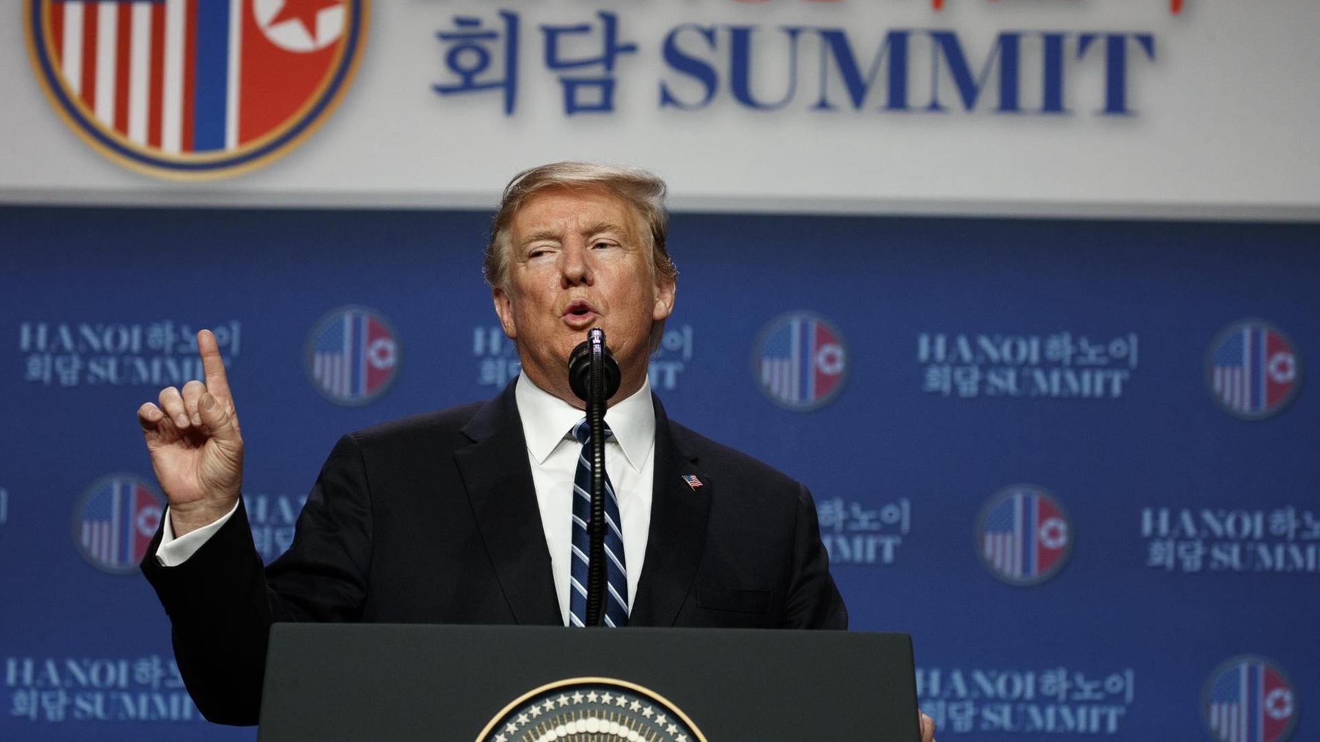 US-Präsident Donald Trump spricht nach dem USA-Nordkorea Gipfel mit dem nordkoreanischen Machthaber Kim bei einer Pressekonferenz. US-Präsident Donald Trump spricht nach dem USA-Nordkorea Gipfel mit dem nordkoreanischen Machthaber Kim bei einer Pressekonferenz.