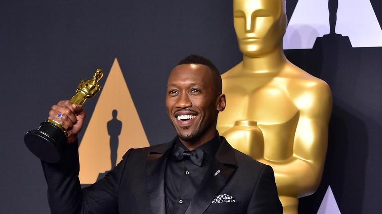 Mahershala Ali hält seinen "Oscar" als bester Nebendarsteller 2017 in der Hand Mahershala Ali hält seinen "Oscar" als bester Nebendarsteller 2017 in der Hand