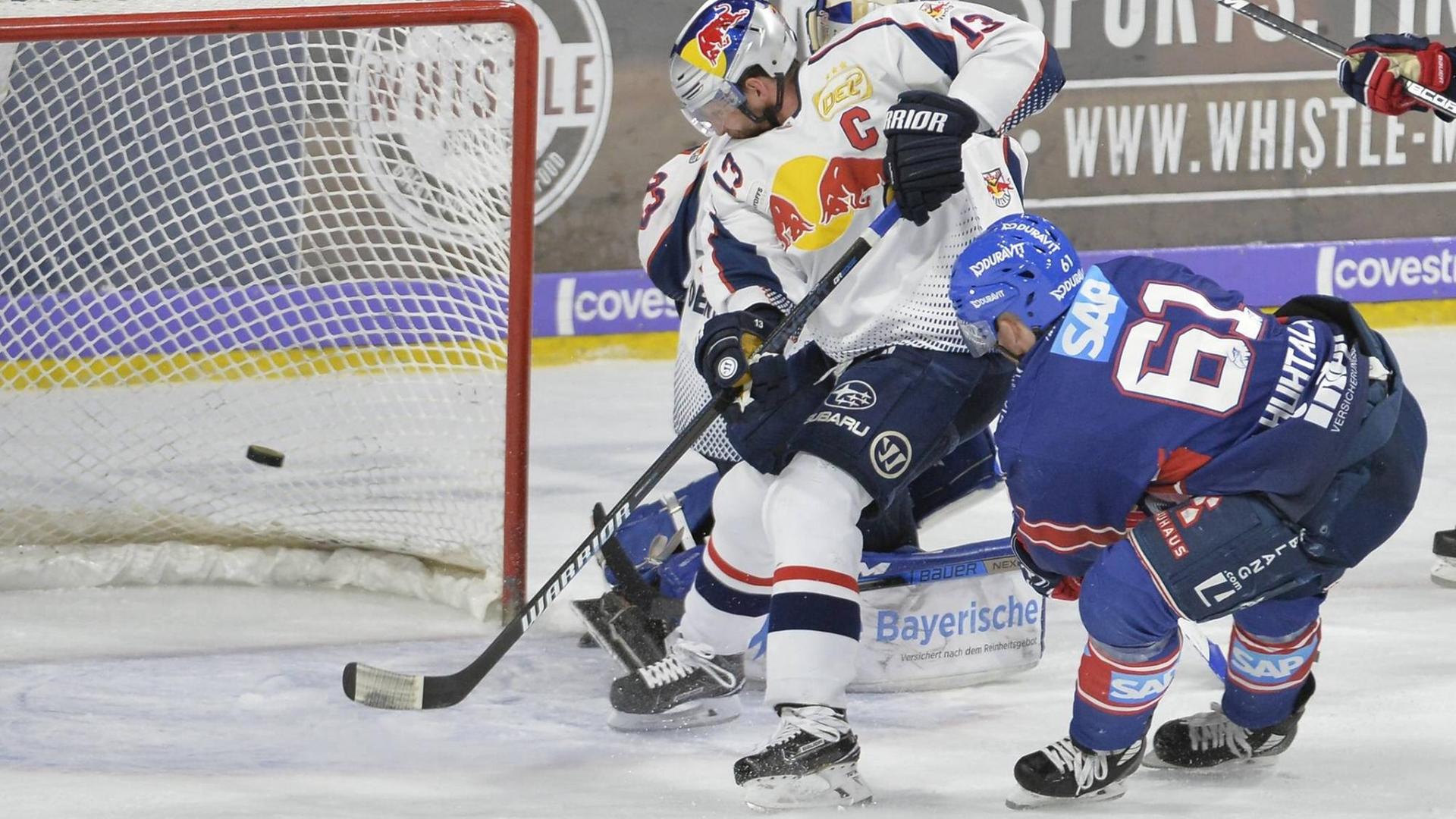 Tommi Huhtala (Adler Mannheim) trifft zum 4:1 gegen RB München in Spiel 3 des DEL-Finals. Tommi Huhtala (Adler Mannheim) trifft zum 4:1 gegen RB München in Spiel 3 des DEL-Finals.