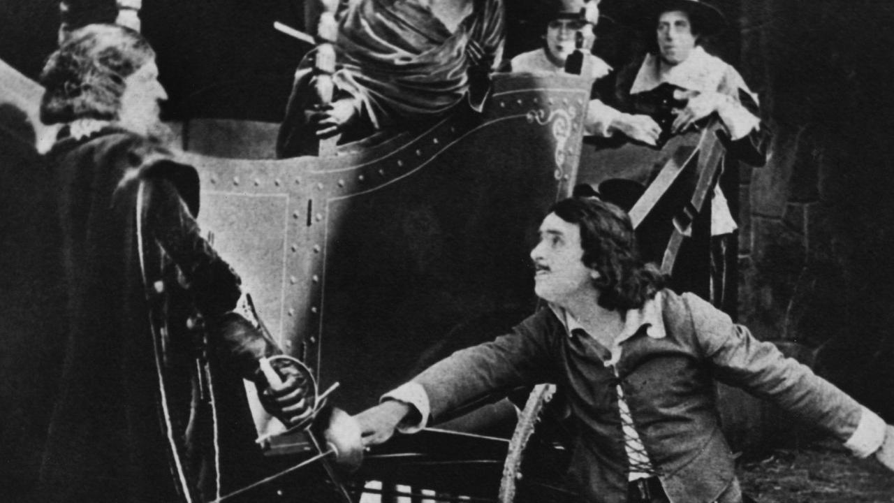 Der Hollywoodschauspieler als mutiger Degenfechter in einer Szene des Stummfilms "Die drei Musketiere"; undatierte Aufnahme Der Hollywoodschauspieler als mutiger Degenfechter in einer Szene des Stummfilms "Die drei Musketiere"; undatierte Aufnahme