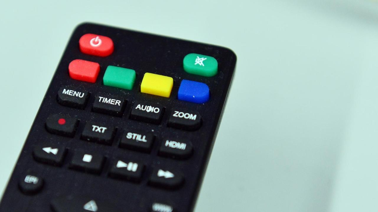 Eine Fernbedienung eines Receivers für den Empfang von DVB-T2 liegt am 16.01.2017 in einem Elektronikmarkt in Berlin. Eine Fernbedienung eines Receivers für den Empfang von DVB-T2 liegt am 16.01.2017 in einem Elektronikmarkt in Berlin.