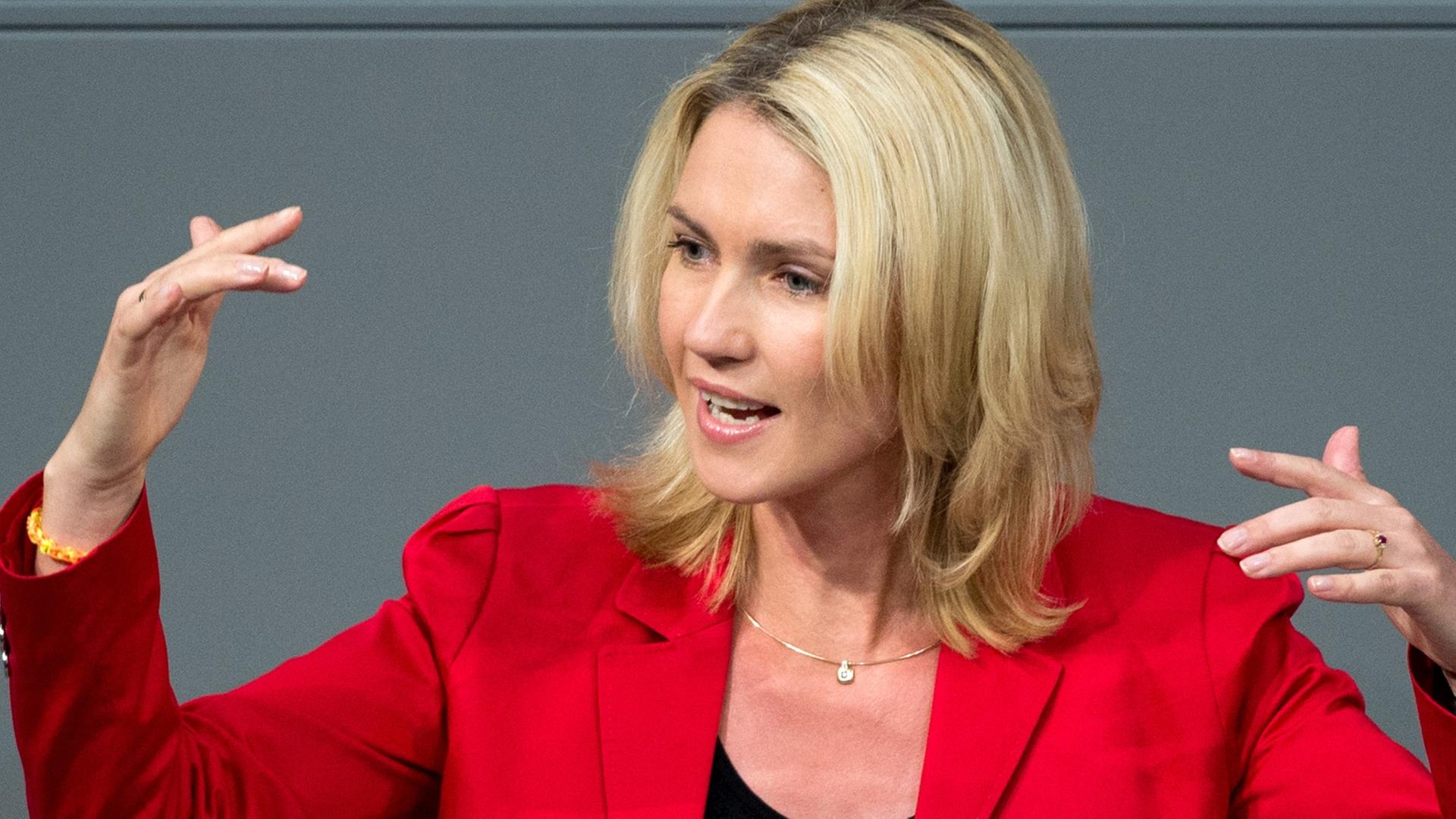 Bundesfamilienministerin Manuela Schwesig (SPD) spricht am 26.09.2014 im Deutschen Bundestag in Berlin. Bundesfamilienministerin Manuela Schwesig (SPD) spricht am 26.09.2014 im Deutschen Bundestag in Berlin.