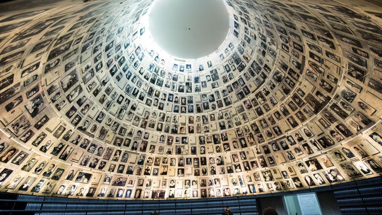 An der Innenseite der Kuppel prangen hunderte Bilder von Holocaust-Opfern .