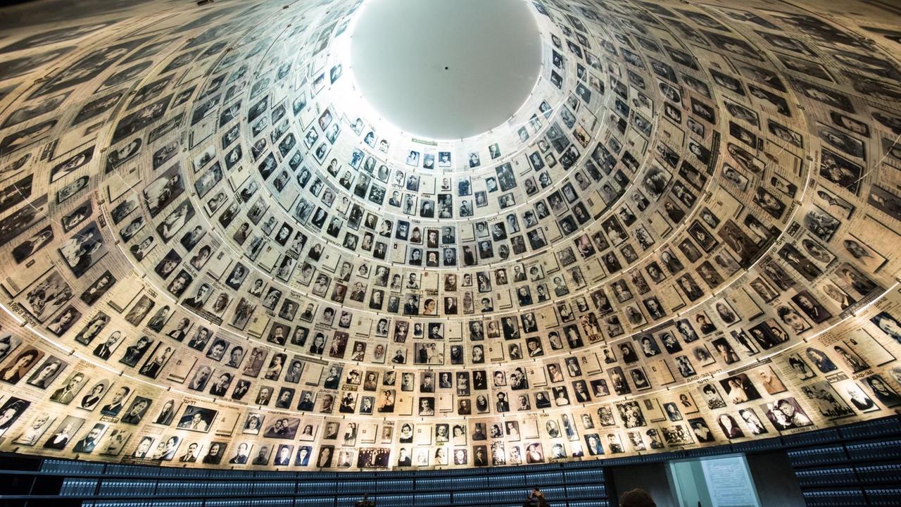 An der Innenseite der Kuppel prangen hunderte Bilder von Holocaust-Opfern . An der Innenseite der Kuppel prangen hunderte Bilder von Holocaust-Opfern .