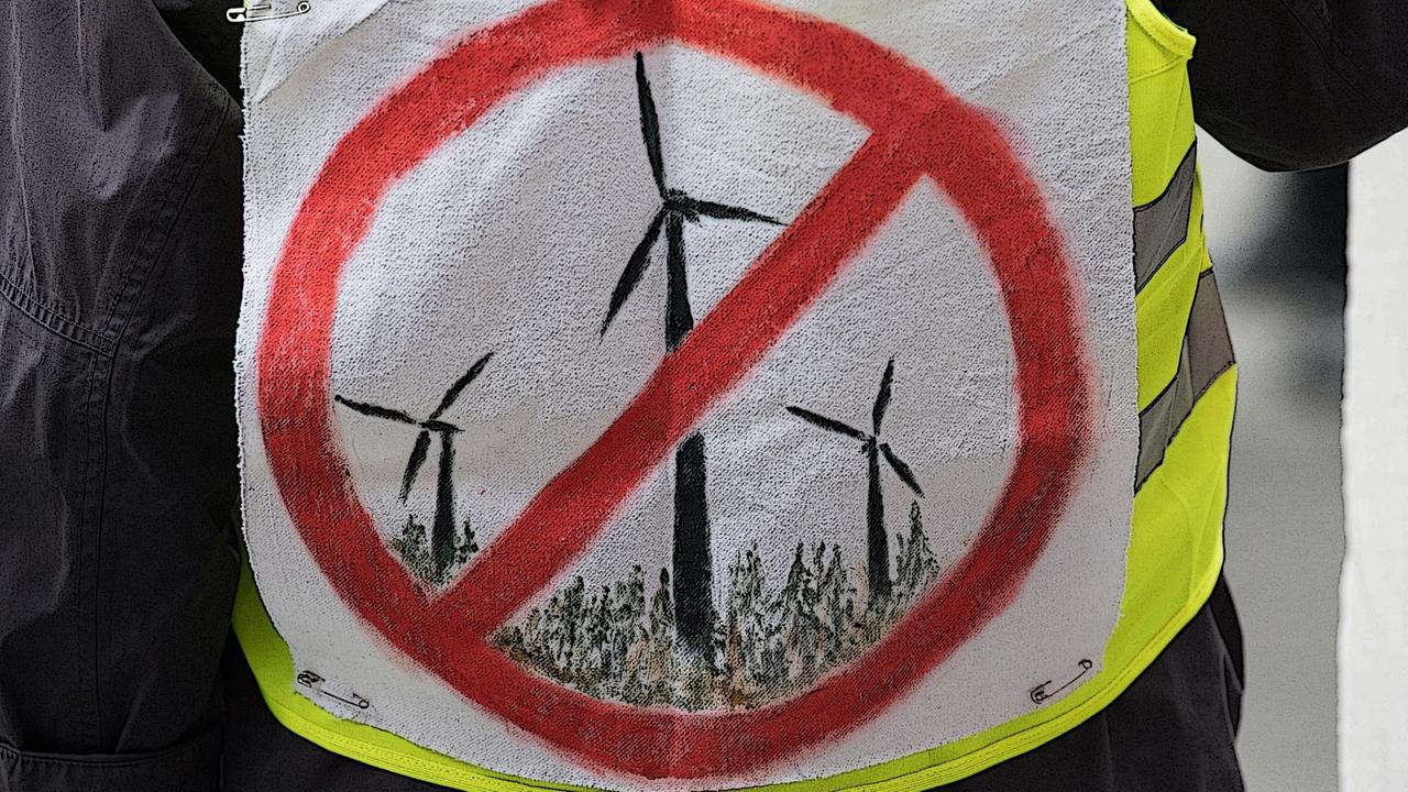 Gegen die Politik der hessischen Landesregierung beim Thema Windenergie richtet sich dieses Banner auf einer Demonstration in Frankfurt am Main (Hessen) am 16.12.2016. Gegen die Politik der hessischen Landesregierung beim Thema Windenergie richtet sich dieses Banner auf einer Demonstration in Frankfurt am Main (Hessen) am 16.12.2016.