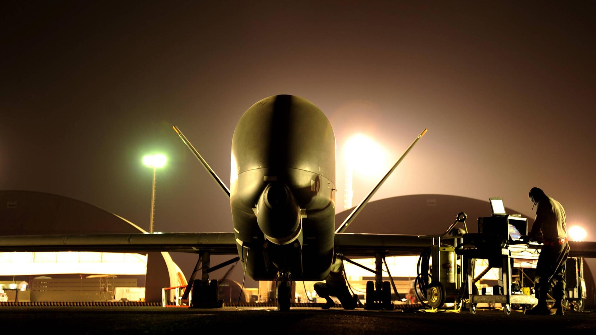 Ein Techniker arbeitet nachts an einer "Global Hawk"-Drohne Ein Techniker arbeitet nachts an einer "Global Hawk"-Drohne