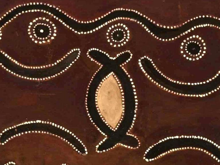 Symbole der Aborigines - Sonne, Mond und Sterne - auf einem Kunstwerk.