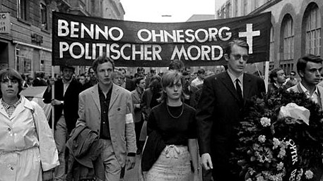Studenten demonstrieren am 5. Juni 1967 in München aus Anlass der Tötung von Benno Ohnesorg.