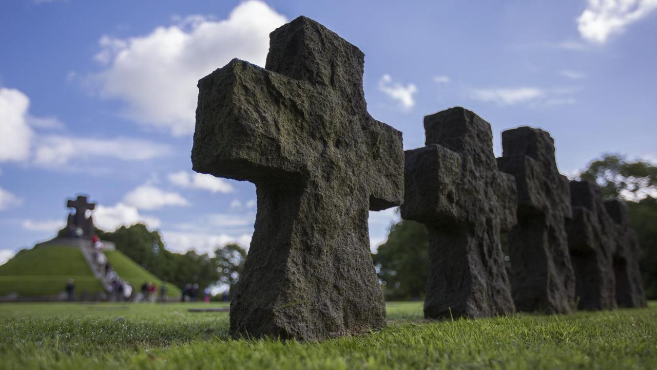 Der deutsche Soldatenfriedhof La Cambe in der Normandie. Der deutsche Soldatenfriedhof La Cambe in der Normandie.