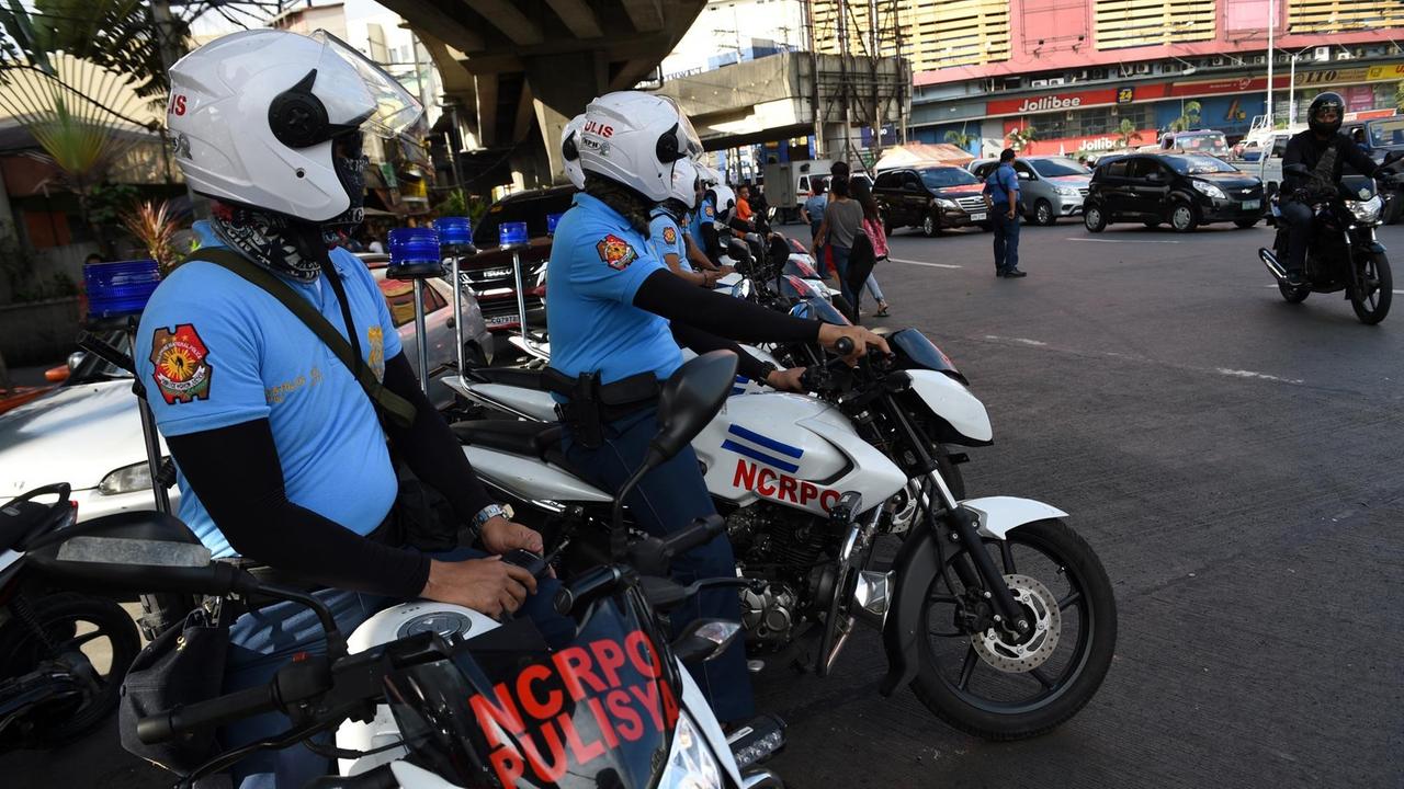 Polizisten auf Streife in Caloocan City, einem Viertel in der Region Manila.