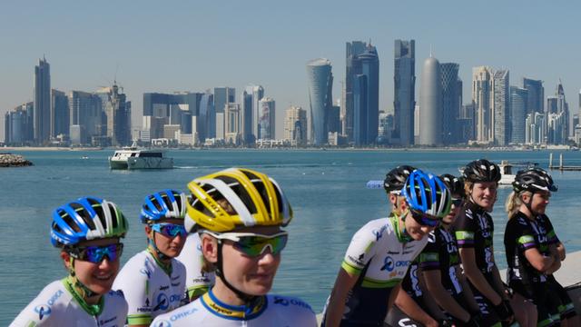 Radfahrerinnen posieren vor der Skyline von Doha bei der Ladies Tour of Qatar