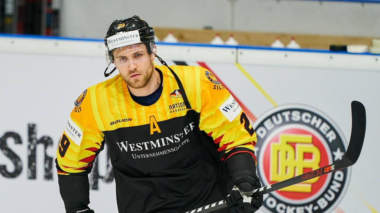 Leon Draisaitl mit Eishockey-Kleidung bei einem Spiel Leon Draisaitl mit Eishockey-Kleidung bei einem Spiel