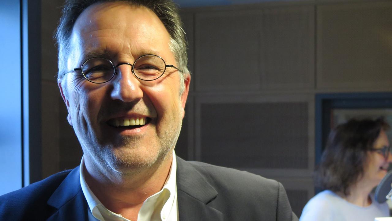 Schlechte Texte über Sex bringen den Autor Rainer Moritz und die Moderatorin Liane von Billerbeck gleichermaßen zum Lachen. Schlechte Texte über Sex bringen den Autor Rainer Moritz und die Moderatorin Liane von Billerbeck gleichermaßen zum Lachen.