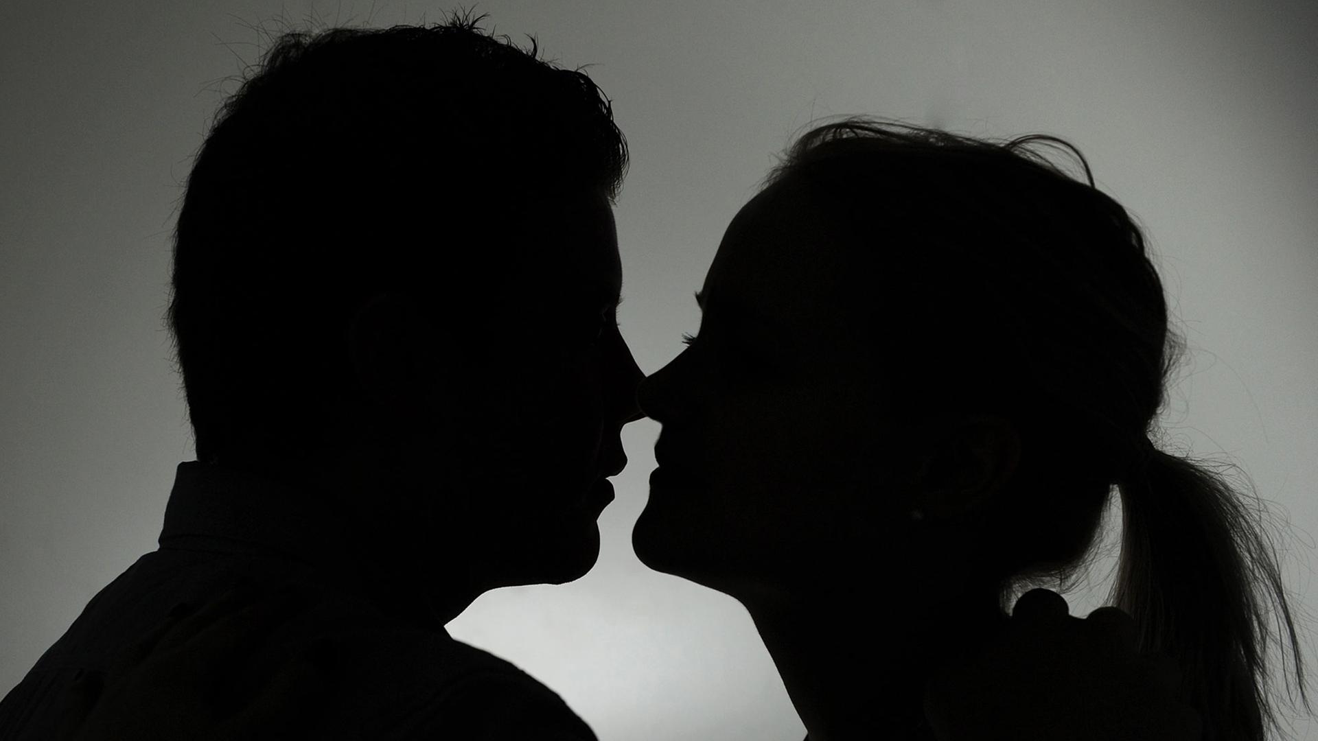 Ein Mann und eine Frau als Silhouette küssen sich am 08.01.2013 in Berlin.