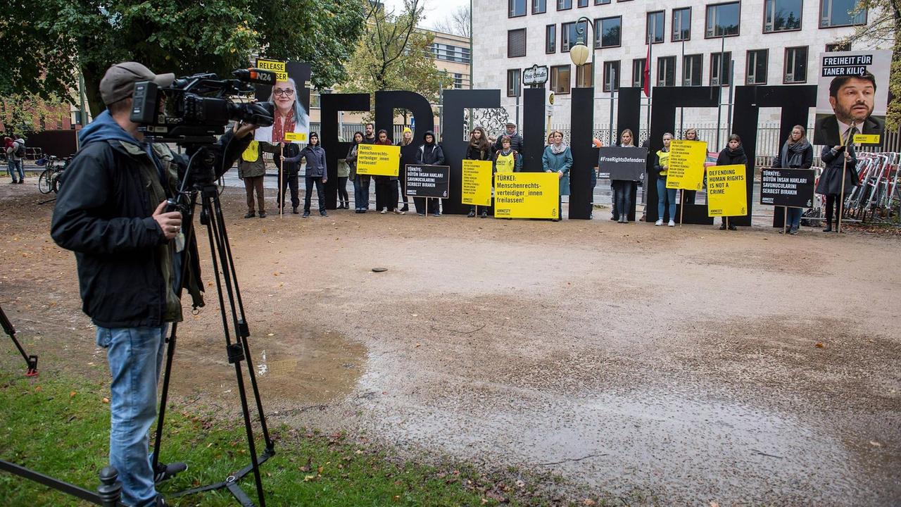 Proteste vor der türkischen Botschaft in Berlin zum Auftakt des Prozesses gegen Steudtner und weitere Menschenrechtler Proteste vor der türkischen Botschaft in Berlin zum Auftakt des Prozesses gegen Steudtner und weitere Menschenrechtler