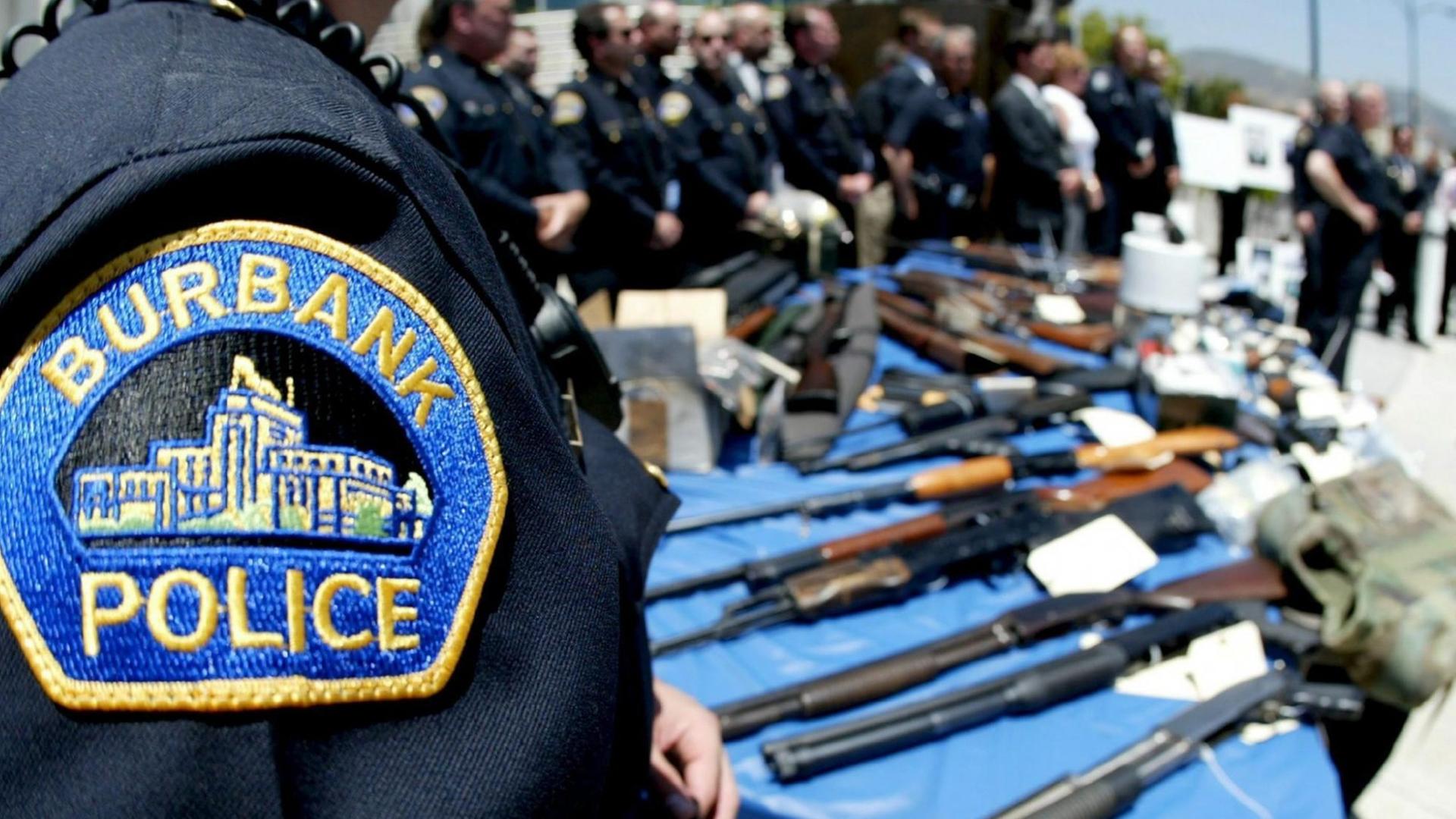 Die Polizei im US-amerikanischen Burbank hat 23 Mitglieder einer Straßenbande verhaftet - und präsentiert die sichergestellten Waffen Die Polizei im US-amerikanischen Burbank hat 23 Mitglieder einer Straßenbande verhaftet - und präsentiert die sichergestellten Waffen