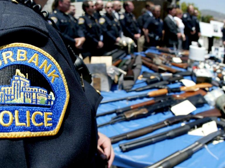 Die Polizei im US-amerikanischen Burbank hat 23 Mitglieder einer Straßenbande verhaftet - und präsentiert die sichergestellten Waffen