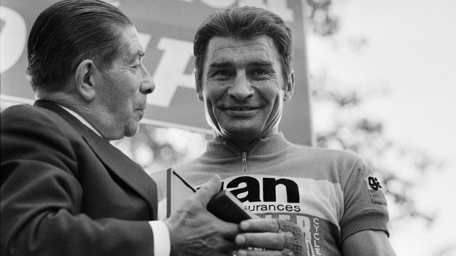 Raymond Poulidor bekommt eine Medaille. Raymond Poulidor bekommt eine Medaille.
