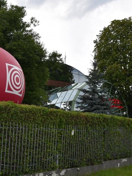 Der Sitz des Radiosenders Trojka in Warschau, der Schriftzug des Senders auf einem roten Ballon vor einem Gebäude