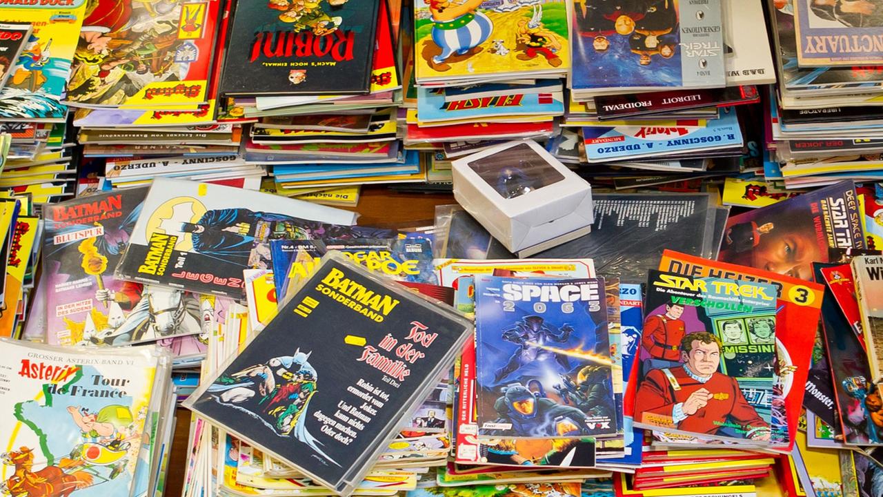 Zahlreiche Comics liegen am Donnerstag (07.06.2012) in Erlangen (Mittelfranken) auf dem 15. Internationalen Comic-Salon zum Verkauf aus. Das wichtigste Festival für grafische Literatur im deutschsprachigen Raum hat noch bis 10. Juni geöffnet. Neben den Klassikern bestimmen längst auch gesellschaftspolitische Themen die grafische Literatur. Zahlreiche Comics liegen am Donnerstag (07.06.2012) in Erlangen (Mittelfranken) auf dem 15. Internationalen Comic-Salon zum Verkauf aus. Das wichtigste Festival für grafische Literatur im deutschsprachigen Raum hat noch bis 10. Juni geöffnet. Neben den Klassikern bestimmen längst auch gesellschaftspolitische Themen die grafische Literatur.
