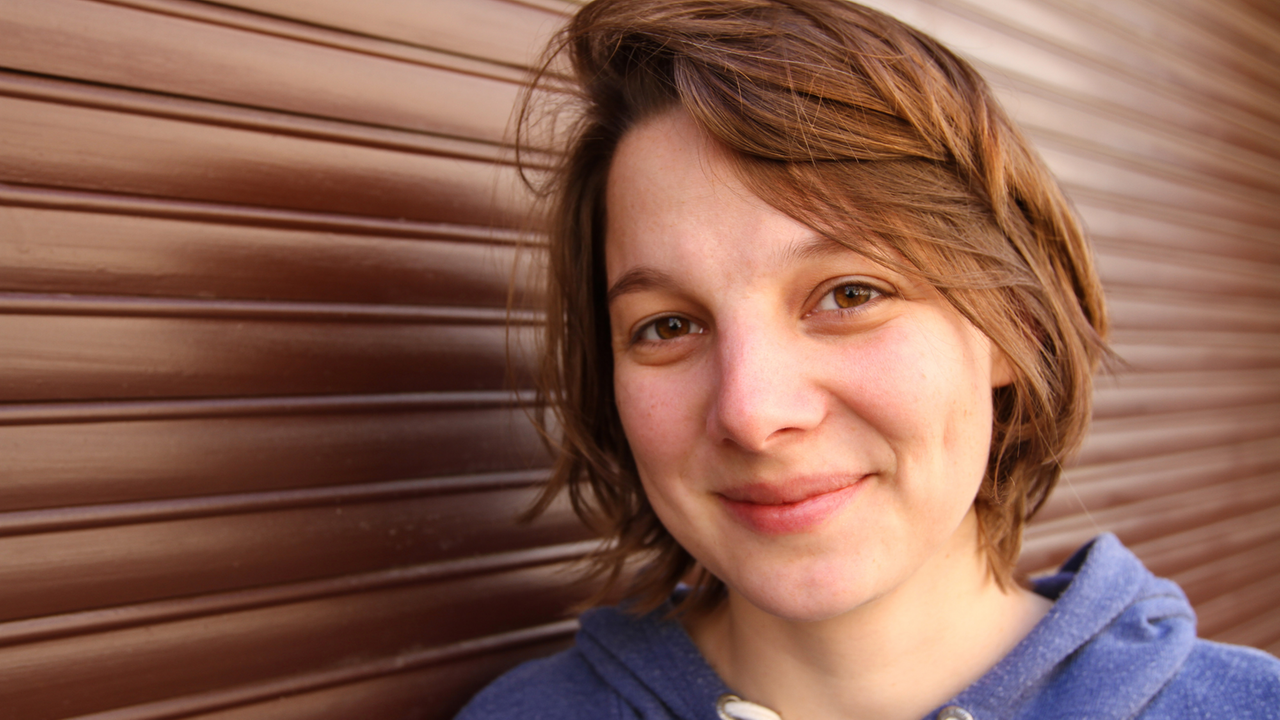 Game-Designerin Linda Kruse von der Entwicklerschmiede the Good Evil steht an einer Mauer und blickt in die Kamera. Game-Designerin Linda Kruse von der Entwicklerschmiede the Good Evil steht an einer Mauer und blickt in die Kamera.