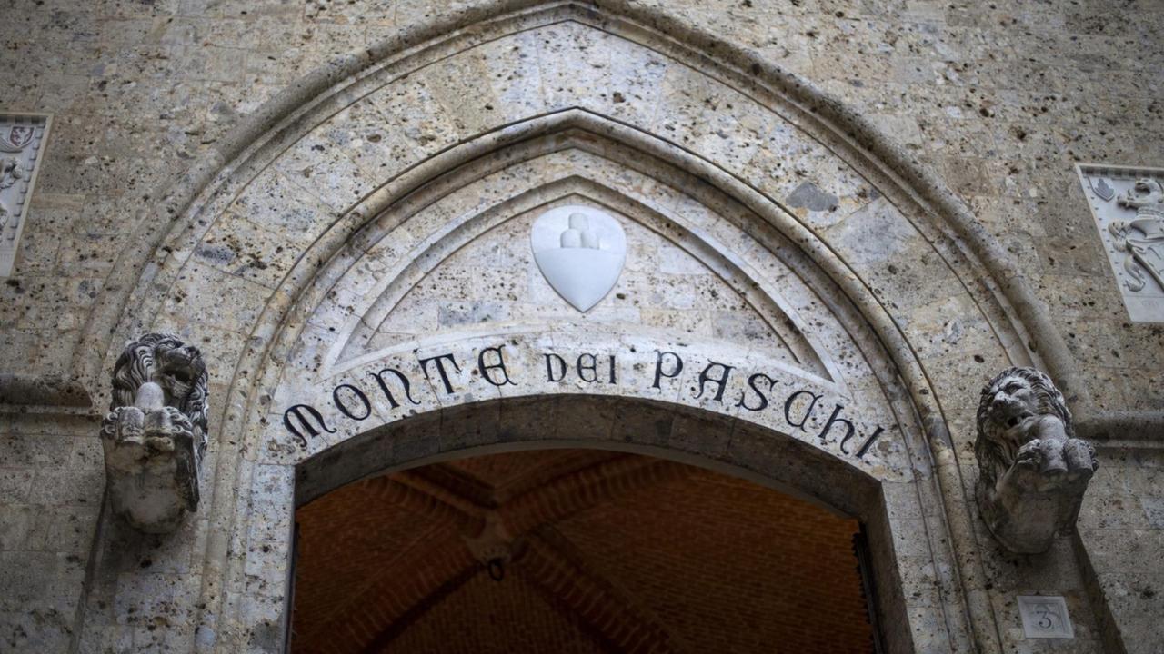 Das Eingangstor zum Gebäude der italienischen Bank Monte dei Paschi.
