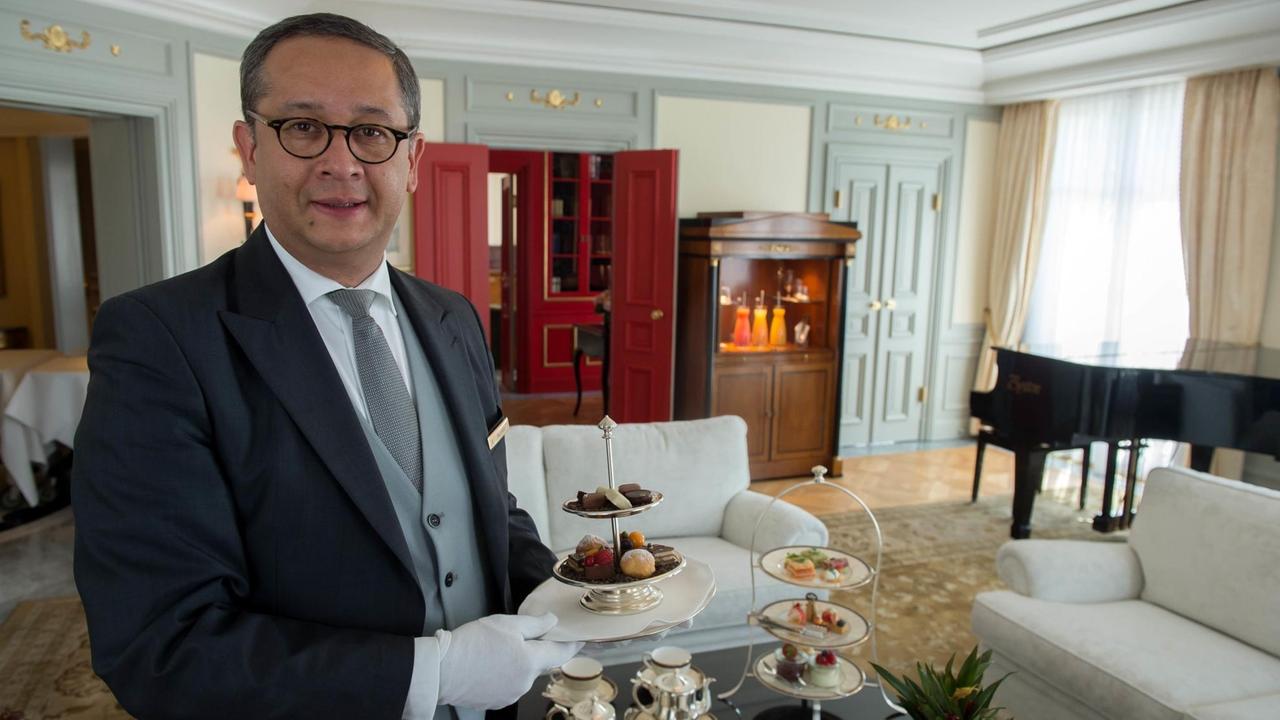 Ricardo, Butler im Hotel Adlon in Berlin, steht am 17.06.2015 in der Präsidentensuite des Hotels. In der Suite soll Queen Elizabeth II bei ihrem Besuch wohnen. Ricardo, Butler im Hotel Adlon in Berlin, steht am 17.06.2015 in der Präsidentensuite des Hotels. In der Suite soll Queen Elizabeth II bei ihrem Besuch wohnen.