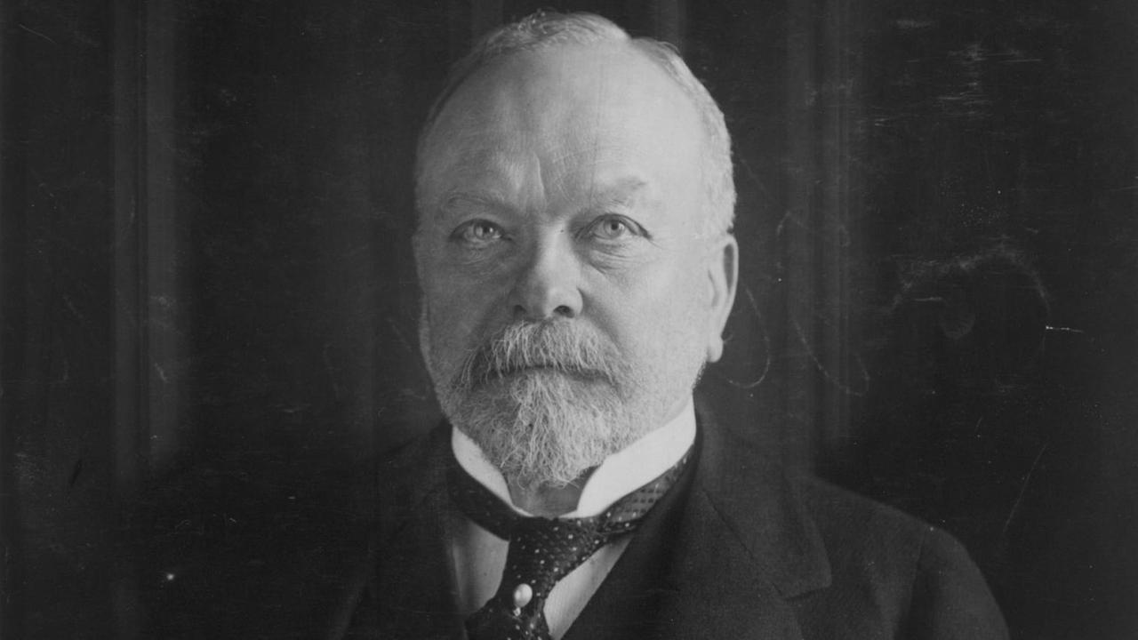 Schwarzweißfoto von Rudolf Mosse. Ein Mann mit grauen Haaren, Vollbart und im Amzug schaut in die Kamera. Schwarzweißfoto von Rudolf Mosse. Ein Mann mit grauen Haaren, Vollbart und im Amzug schaut in die Kamera.