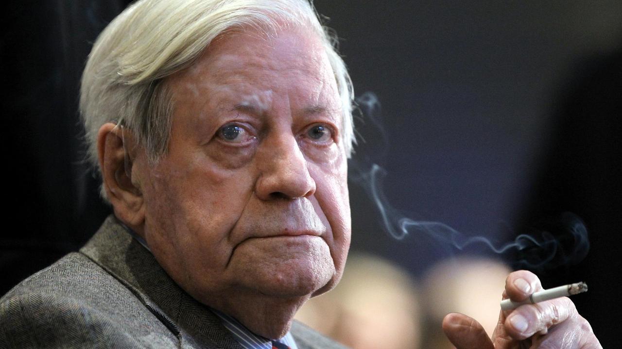 Altbundeskanzler Helmut Schmidt bei einer Tagung 2010 mit einer Zigarette in der Hand. Altbundeskanzler Helmut Schmidt bei einer Tagung 2010 mit einer Zigarette in der Hand.