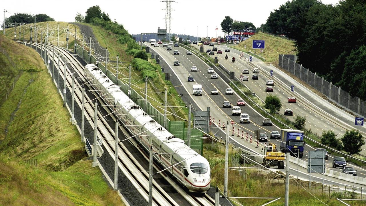 Ein ICE fährt 2002 wenige Tage vor der Öffnung der ICE Strecke Frankfurt - Köln eine Testfahrt entlang der A3 bei Dierdorf. 